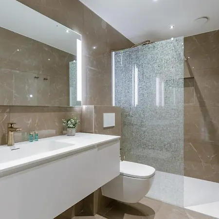 Villa Huswell - Luxurious House With Indoor Elevator In *