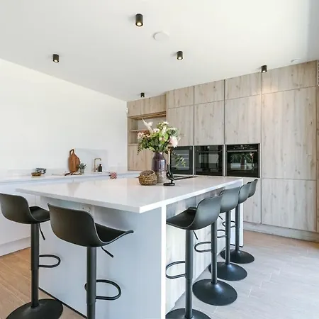 Huswell - Luxurious House With Indoor Elevator In Villa