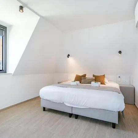 Villa Huswell - Luxurious House With Indoor Elevator In *