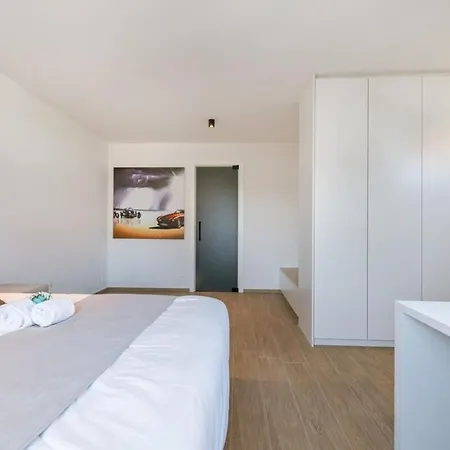 Villa Huswell - Luxurious House With Indoor Elevator In
