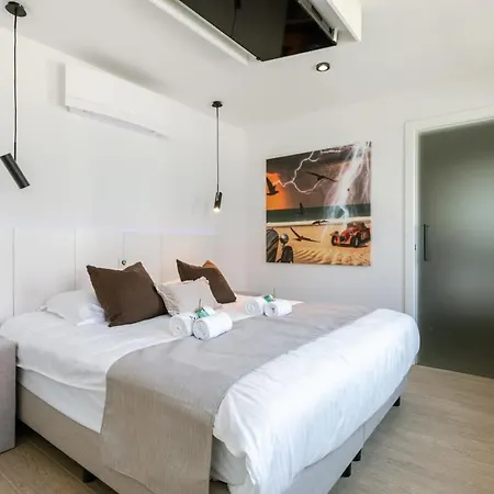 Huswell - Luxurious House With Indoor Elevator In Villa