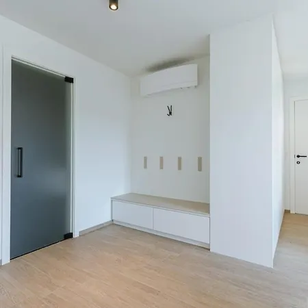 Huswell - Luxurious House With Indoor Elevator In *
