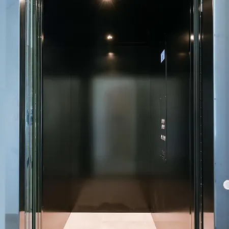 Huswell - Luxurious House With Indoor Elevator In