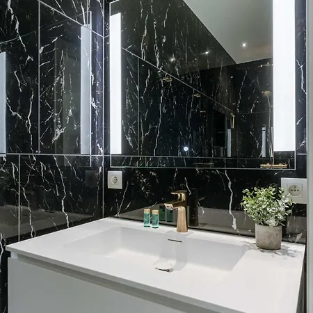 Huswell - Luxurious House With Indoor Elevator In Villa